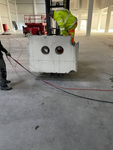 Betonbohren und Sägen: Mehrfache Kernbohrungen in Betonkonstruktion