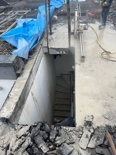 Wandsägearbeiten für Türöffnung in Betonwand