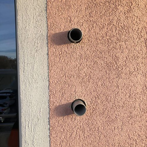 Kernbohrarbeiten für Leitungsdurchführungen in Außenfassade
