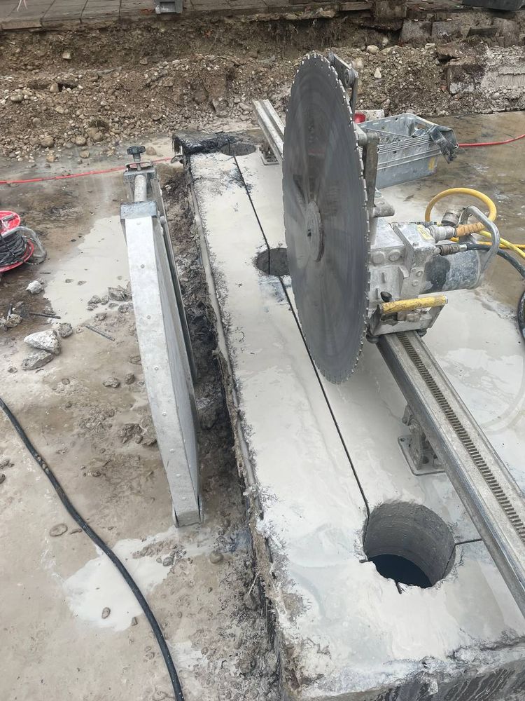 Professionelles Betonschneiden mit Diamantsägeblatt auf Baustelle